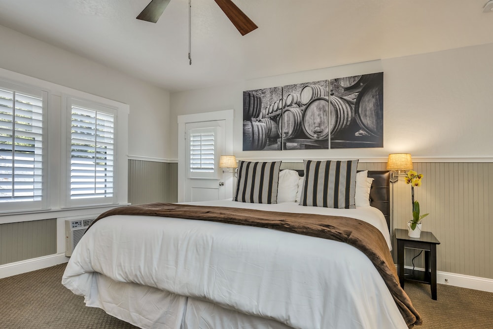 Diamond, Deluxe, King Bed, Jetted Tub