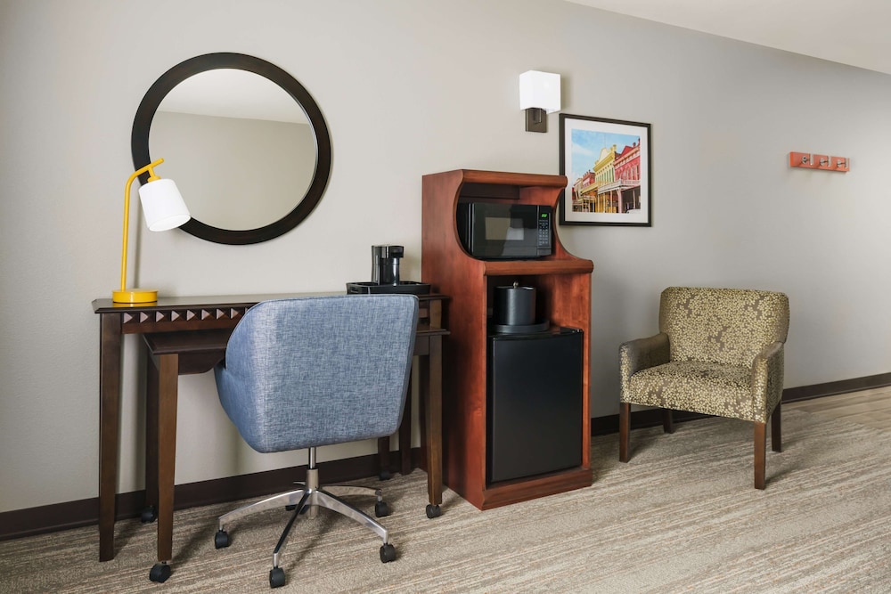 Hampton Inn Suites West Sacramento 58/62
