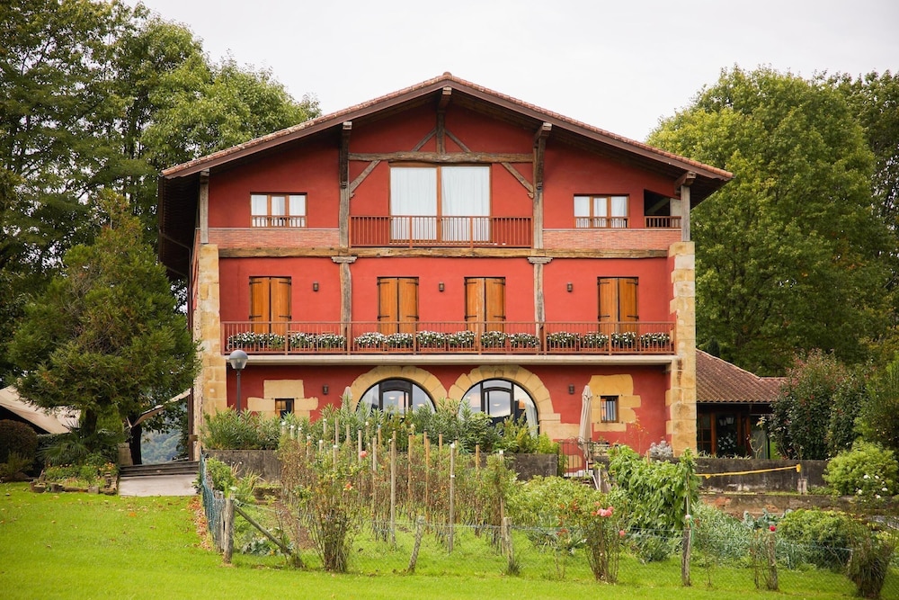 HOTEL USATEGIETA 3/50