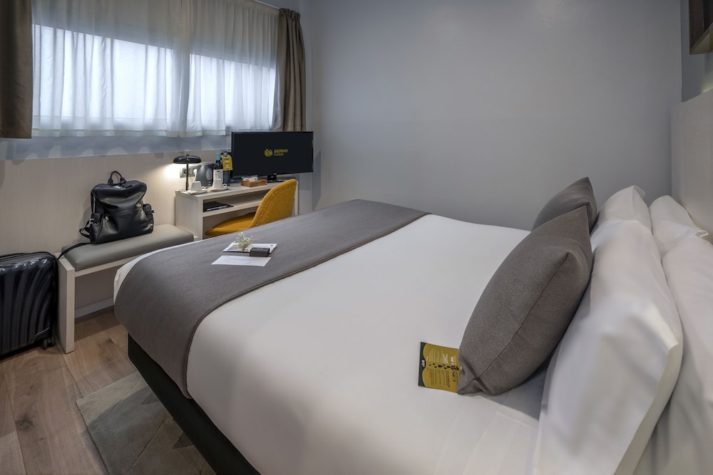 ROOM, DOUBLE BED, SMALL