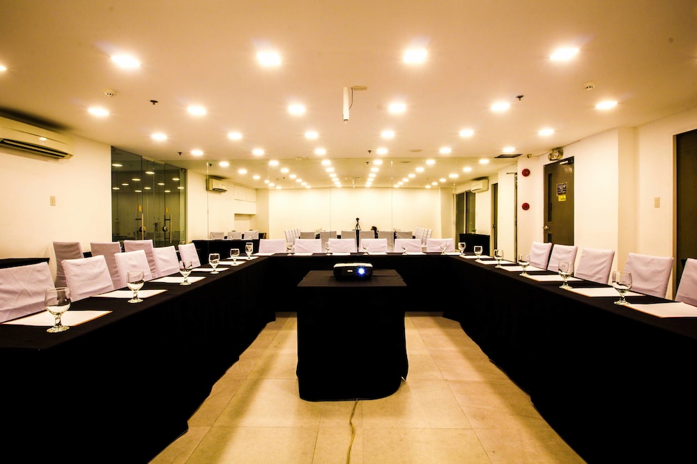 Jade Hotel Suites 60/66