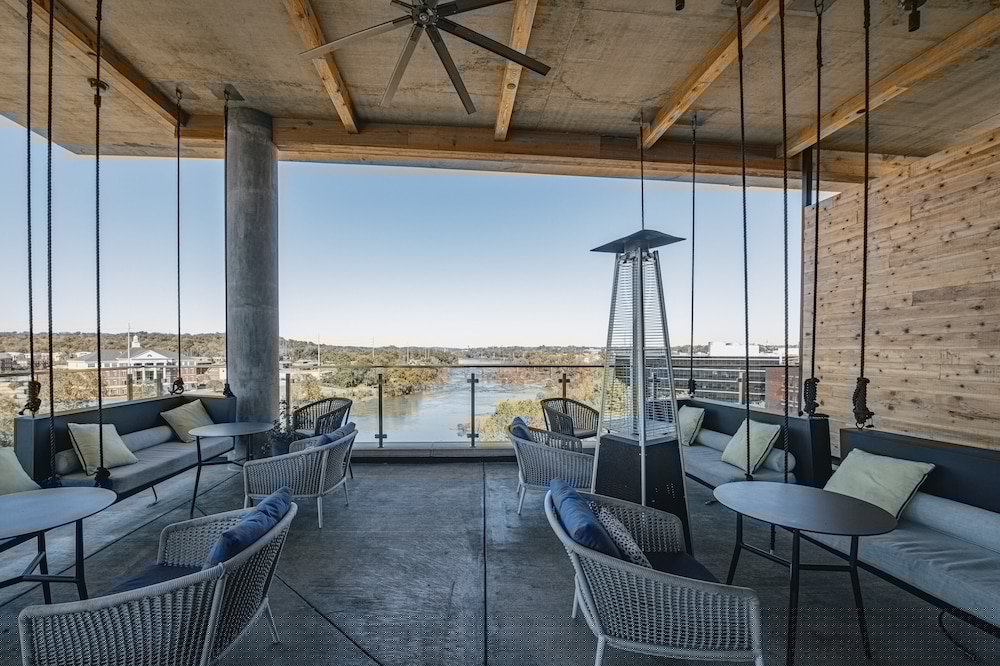 Hotel Indigo Columbus At Riverfront Place 43/68