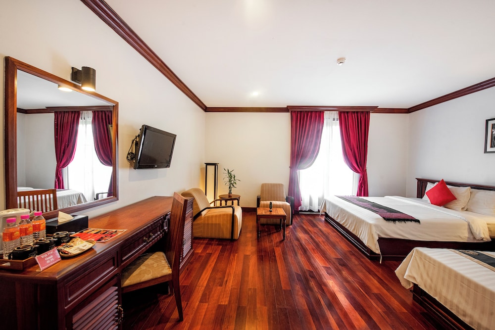 2 Bedrooms, Family, 1 King and 1 Single Beds, Royal Crown Hotel & Spa 3/3