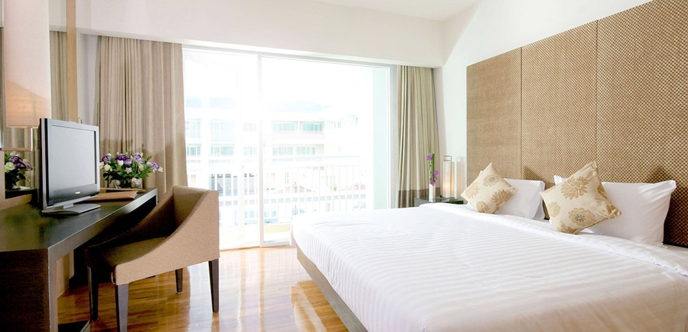 1 BEDROOM, SUITE