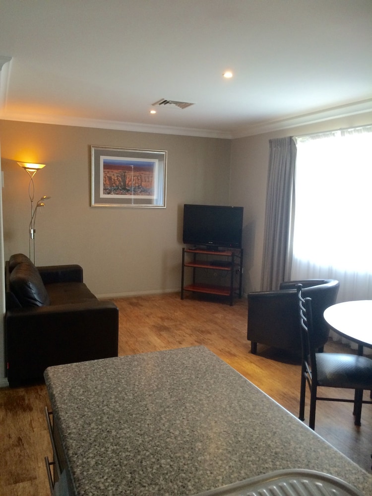 Edward Parry Motel & Apartments 25/57