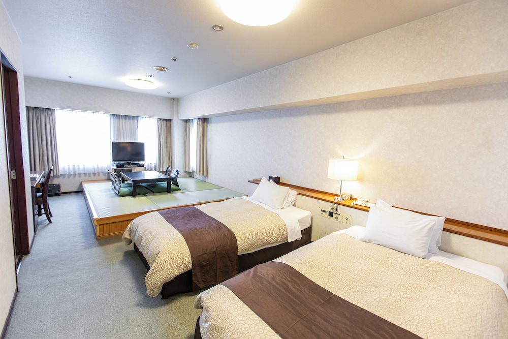 JAPANESE WESTERN, 2 FUTON BEDS, 2 BEDS