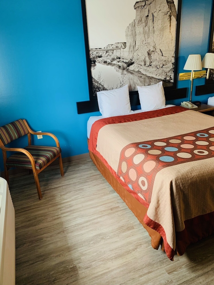 Super 8 by Wyndham Crete 14/27