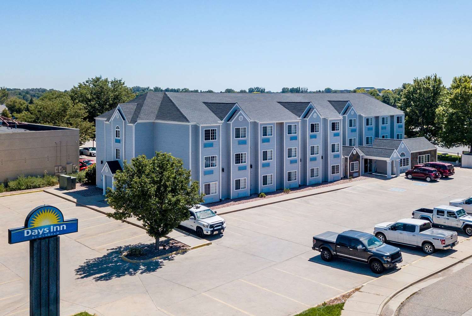 Days Inn and Suites by Wyndham Greeley 16/19