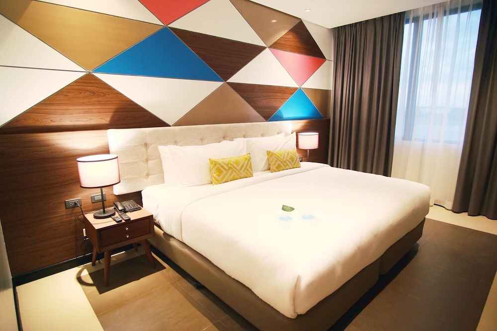 Summit Hotel Naga 10/27