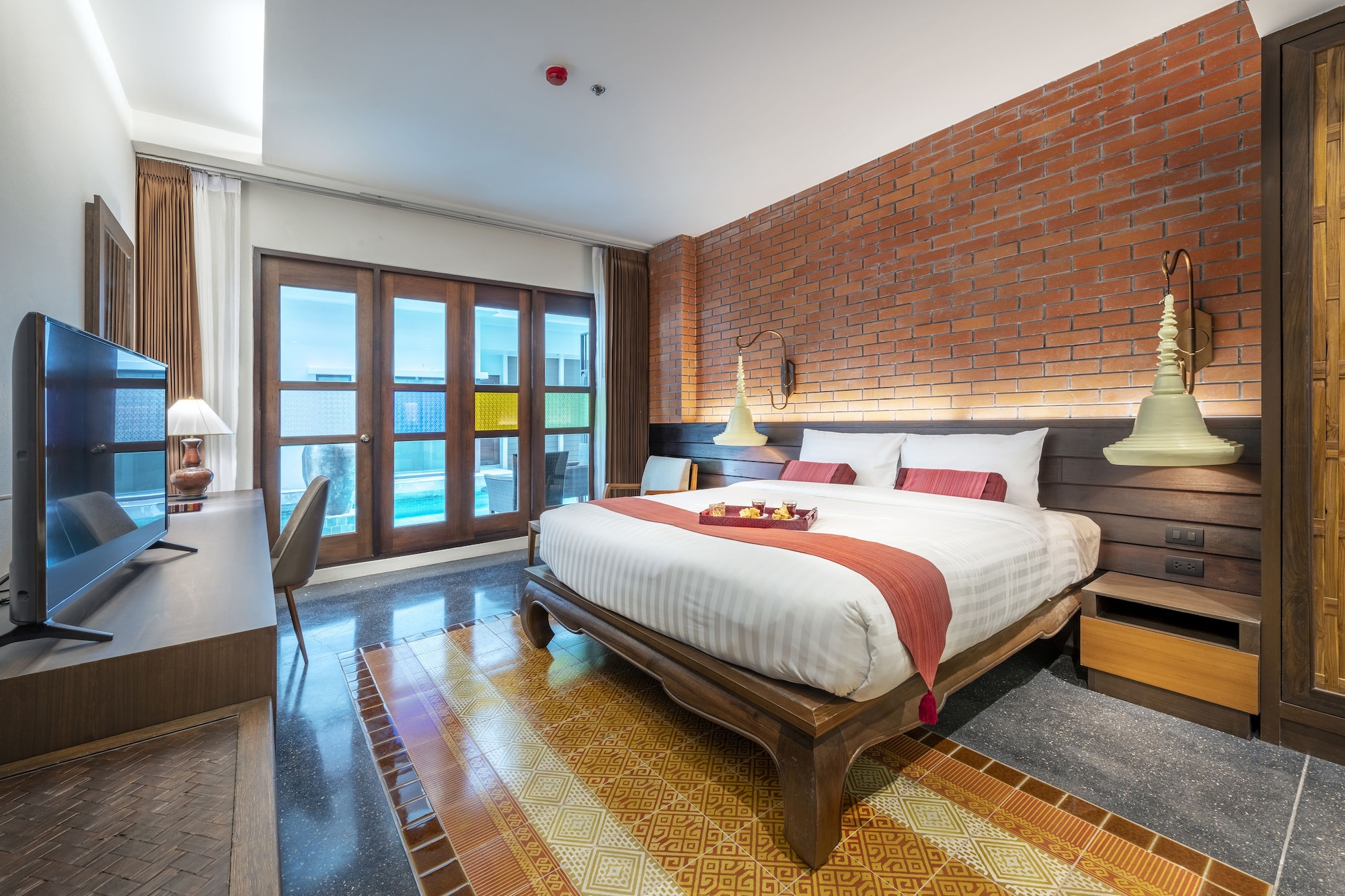 Superior, King Bed, Pool Access