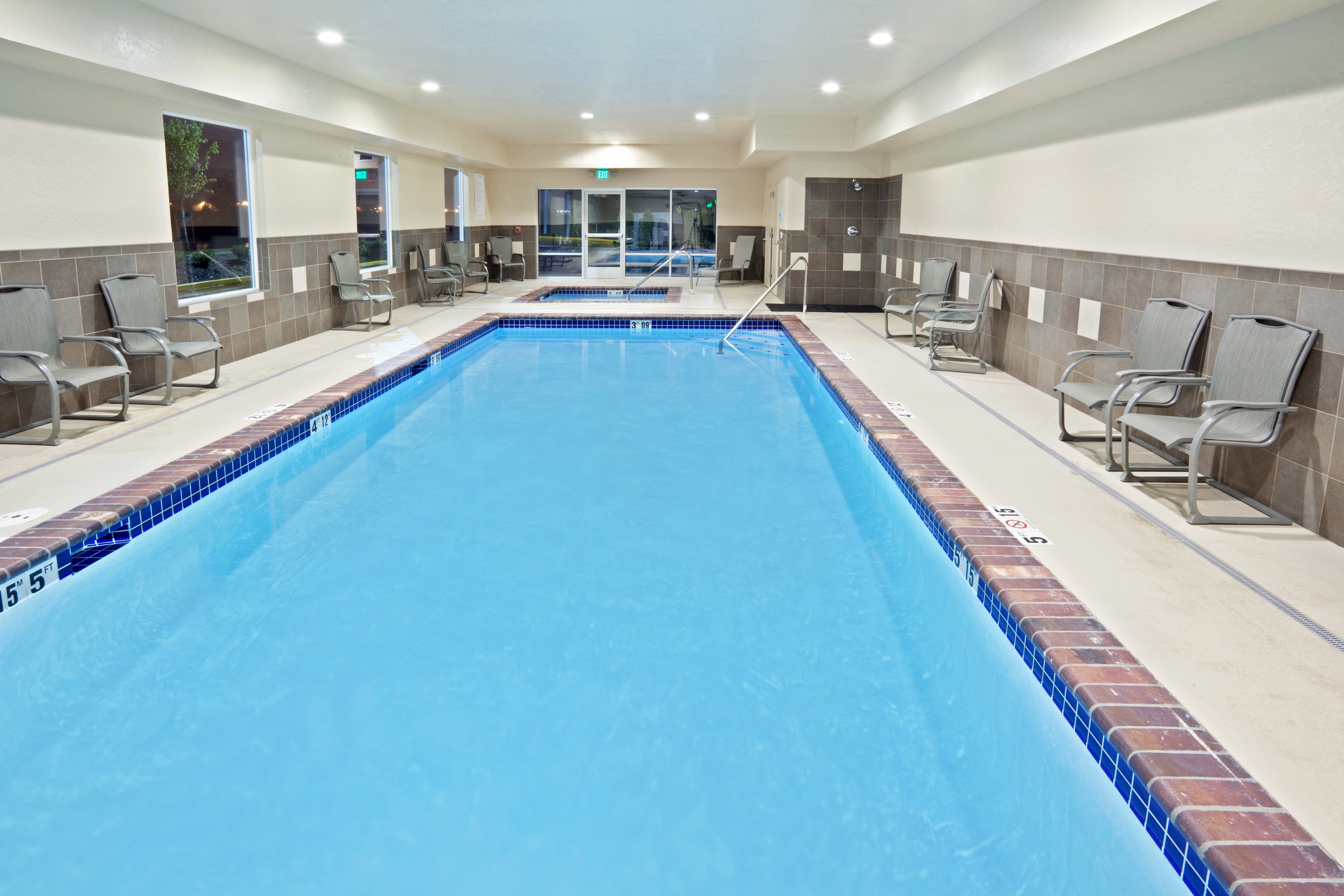 Holiday Inn Express Hotel Suites Sumner 15/28