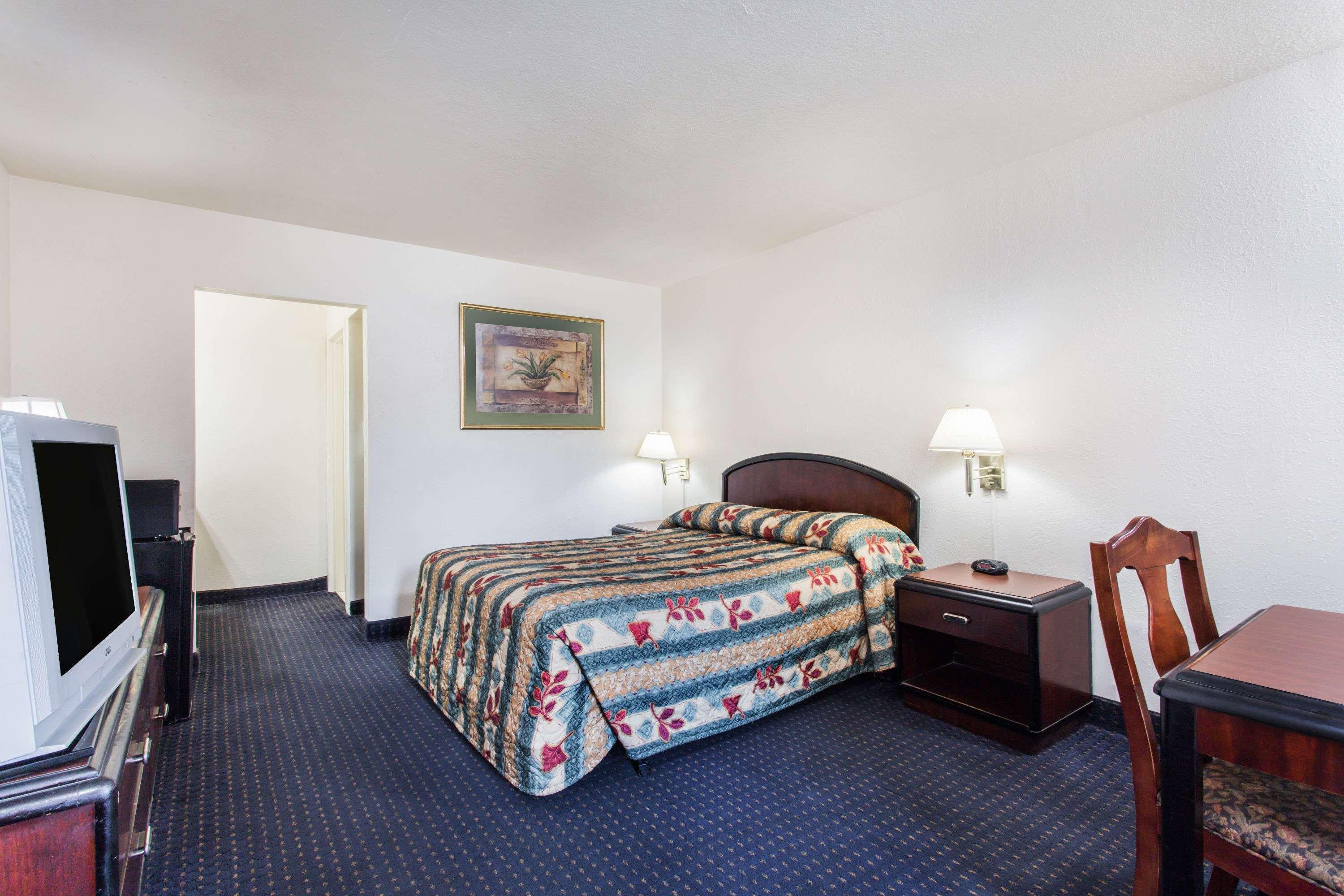 STANDARD, QUEEN BED