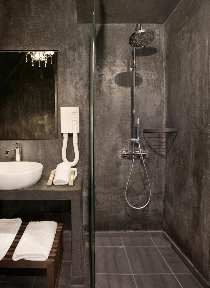 Diamond Suites 60/64
