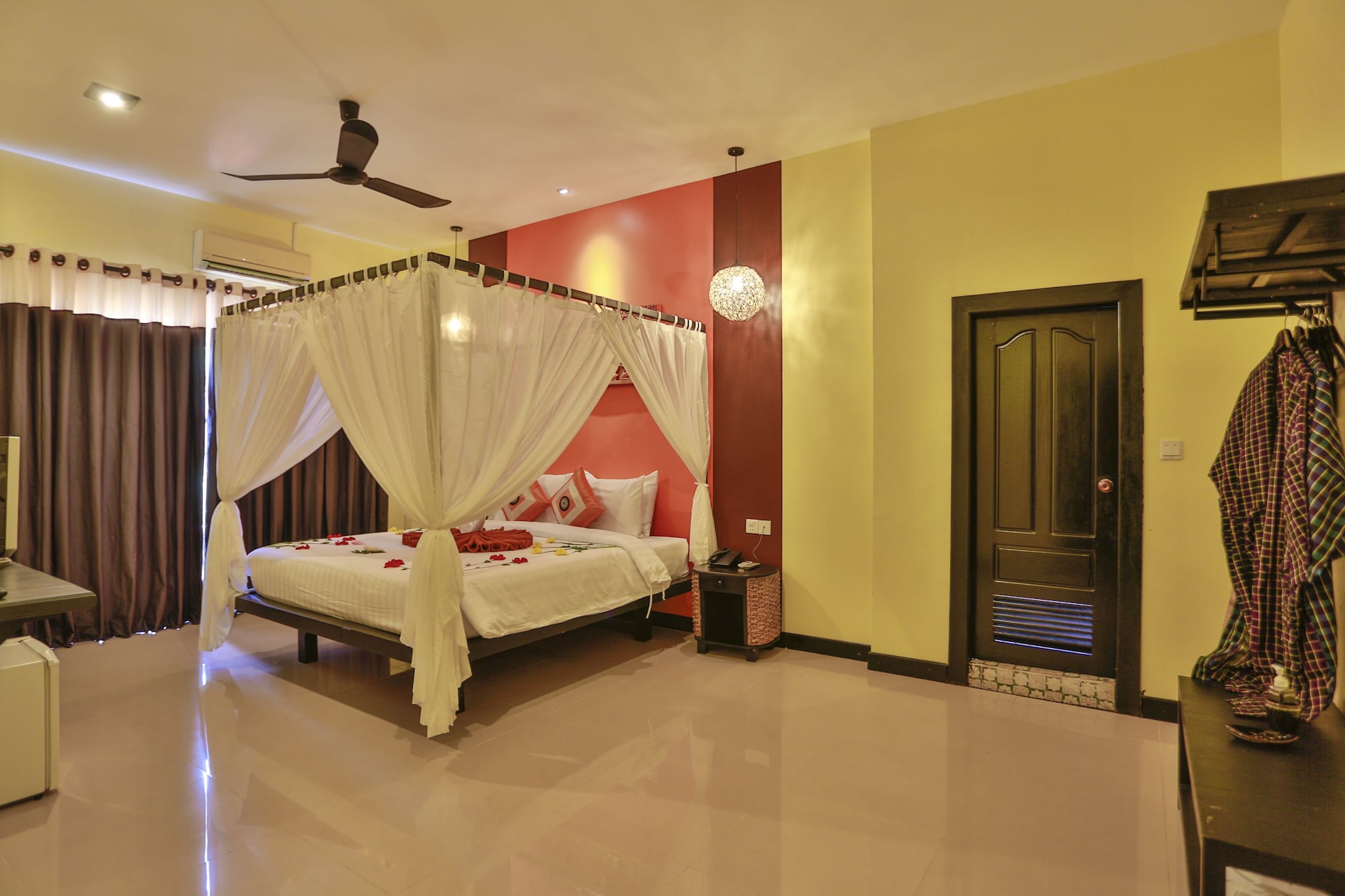 DELUXE, KING BED, BALCONY