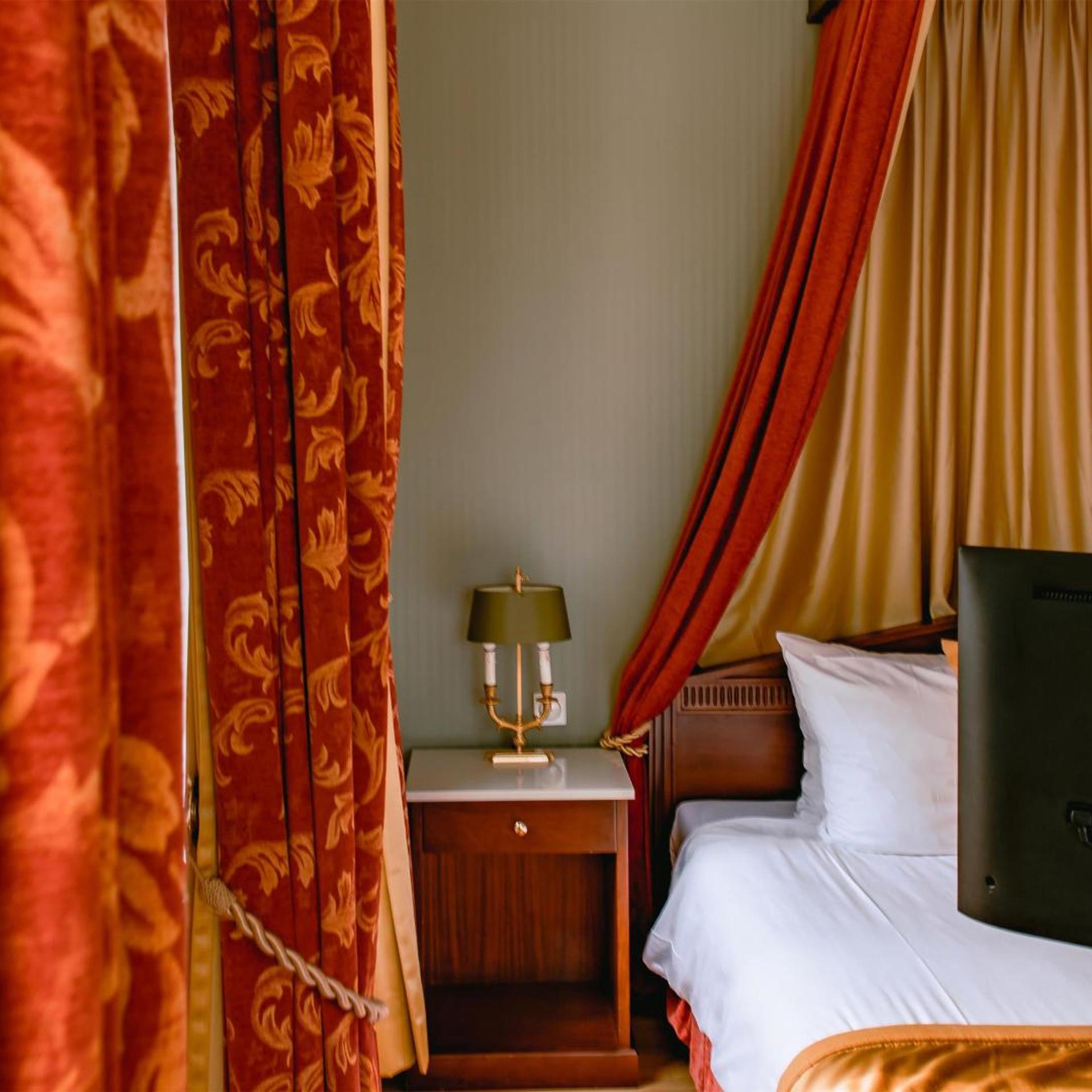 Empire, Twin Beds
