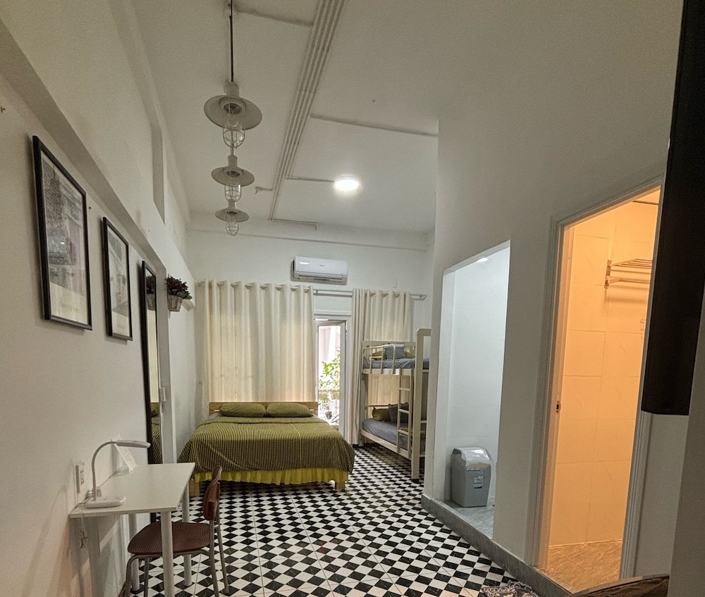 Lily Apos S Hostel 34/51