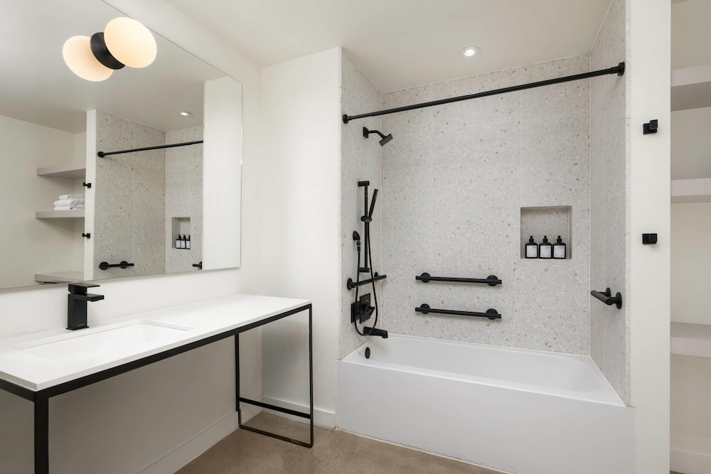 شقة استوديو بسرير كينج لذوي الإعاقة، Reside Craftsman Los Angeles, a Wyndham Residence 5/5