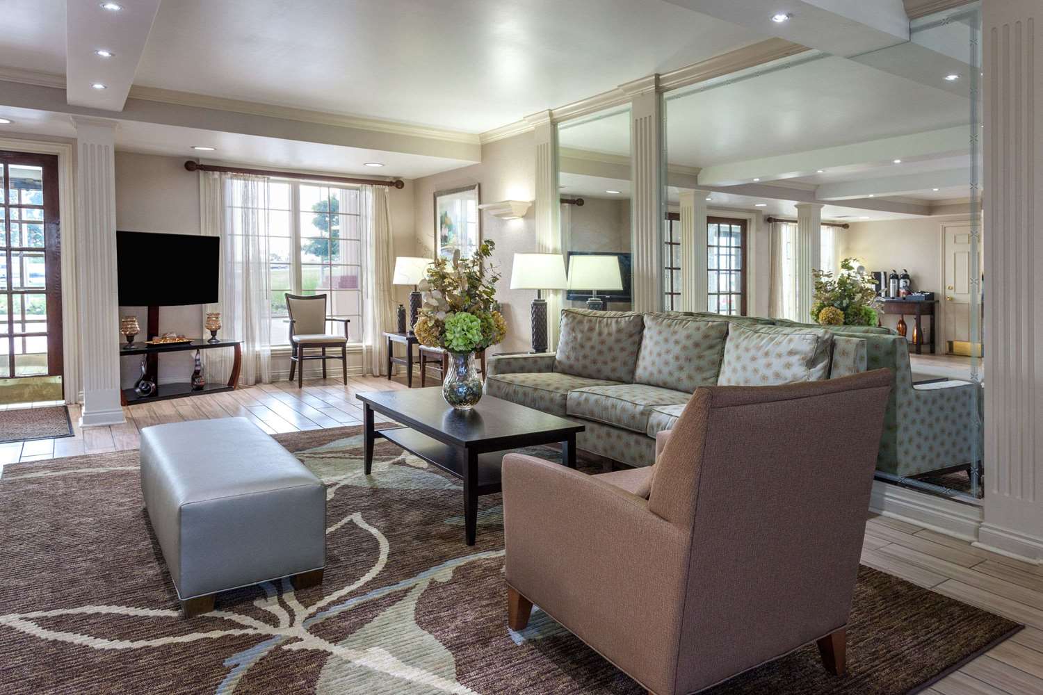Days Inn & Suites By Wyndham Roseville/Detroit Area 7/15