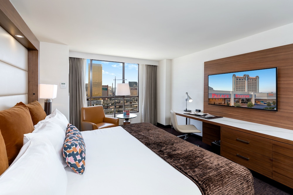 PREMIER, KING BED, CITY VIEW
