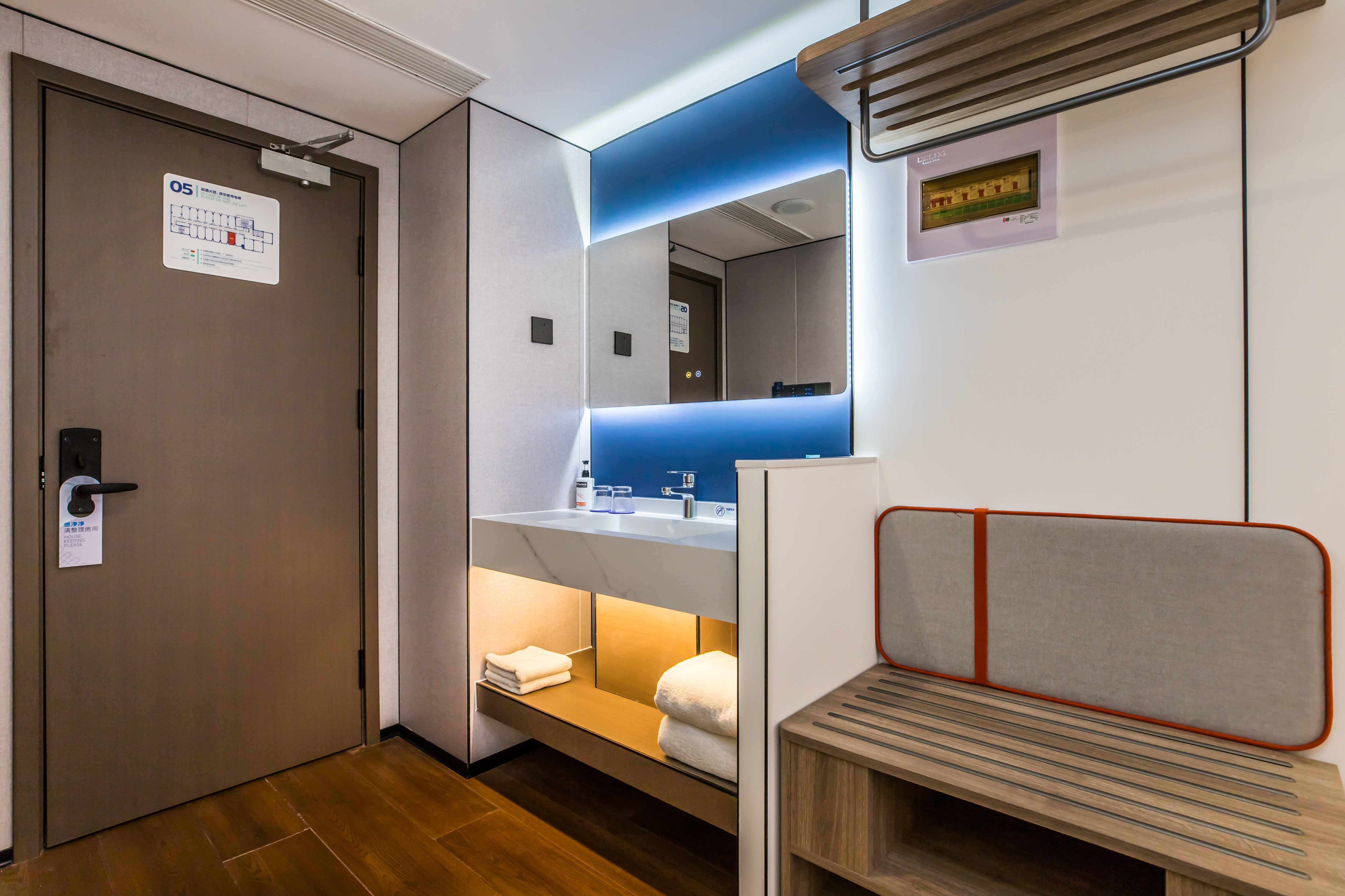 HOLIDAY INN EXPRESS CHENGDE DOWNTOWN 66/86