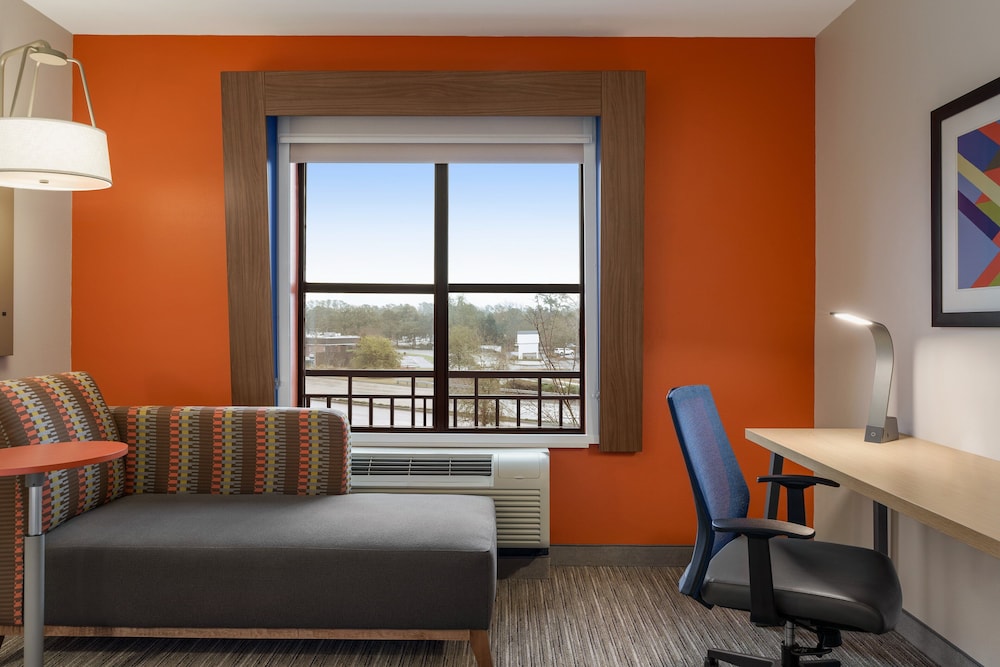 Holiday Inn Express & Suites Charleston - Mount Pleasant 24/37