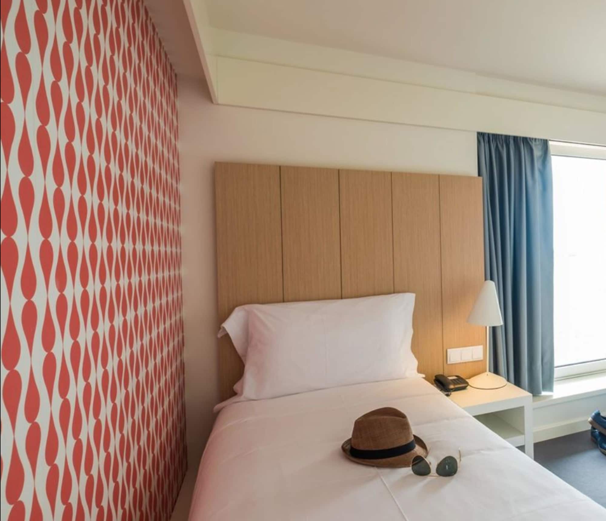 ROOM, SINGLE