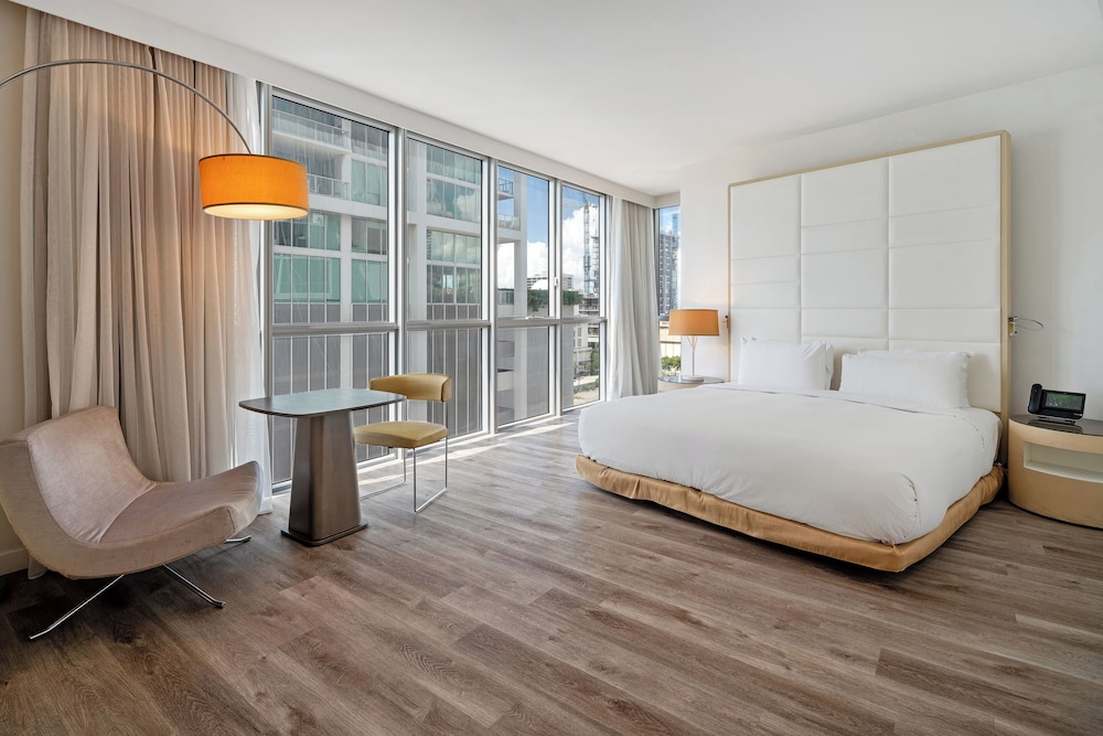 Room, King Bed, Partial Bay View, Corner