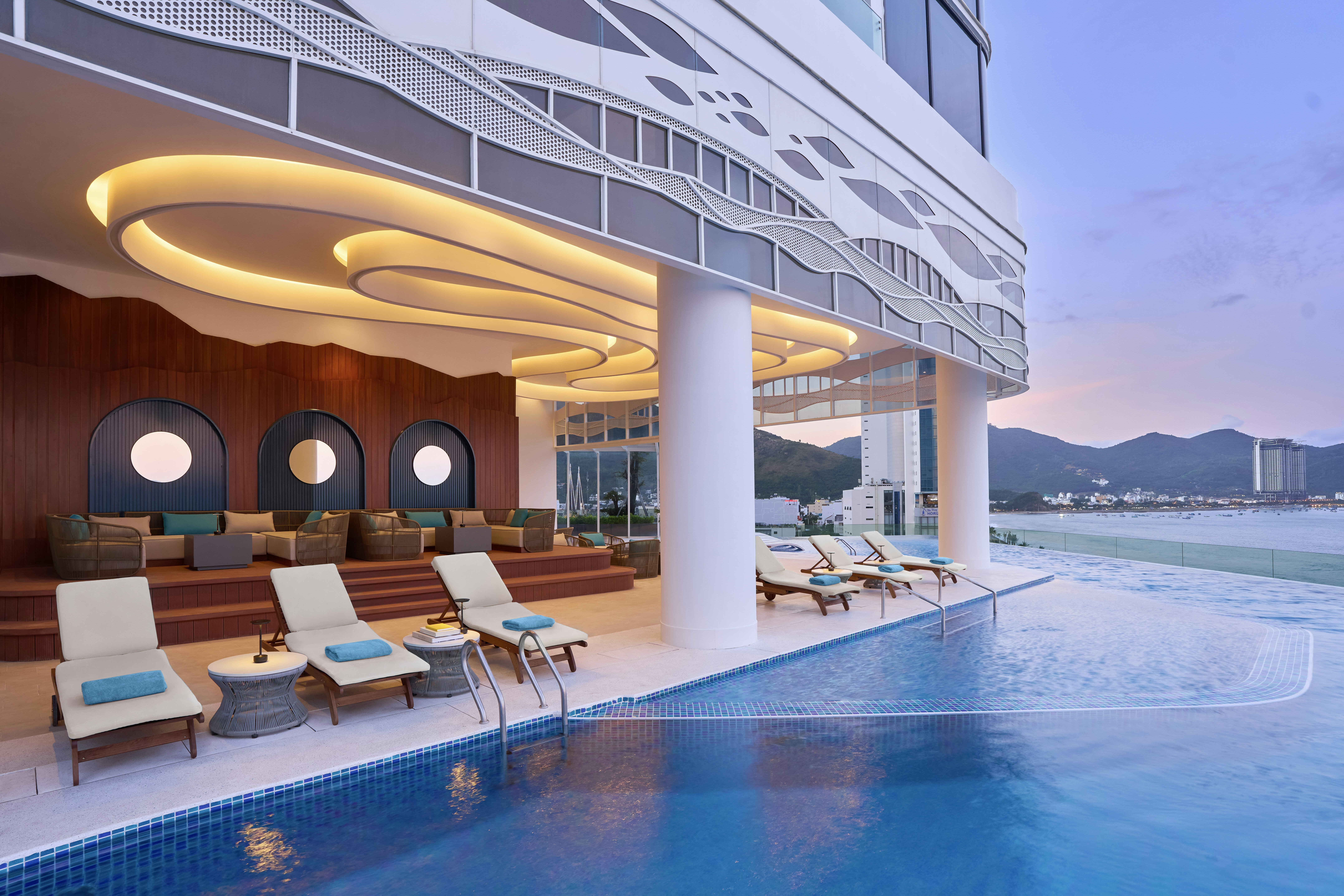 Voco Scenia Bay Nha Trang by IHG 16/50