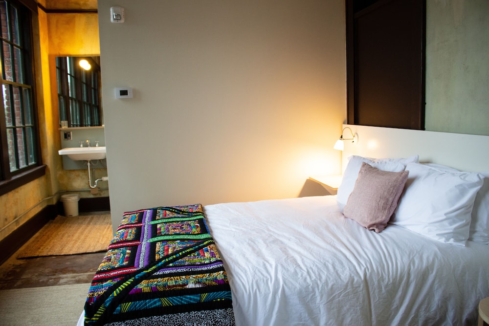 Travelers Hotel 13/39