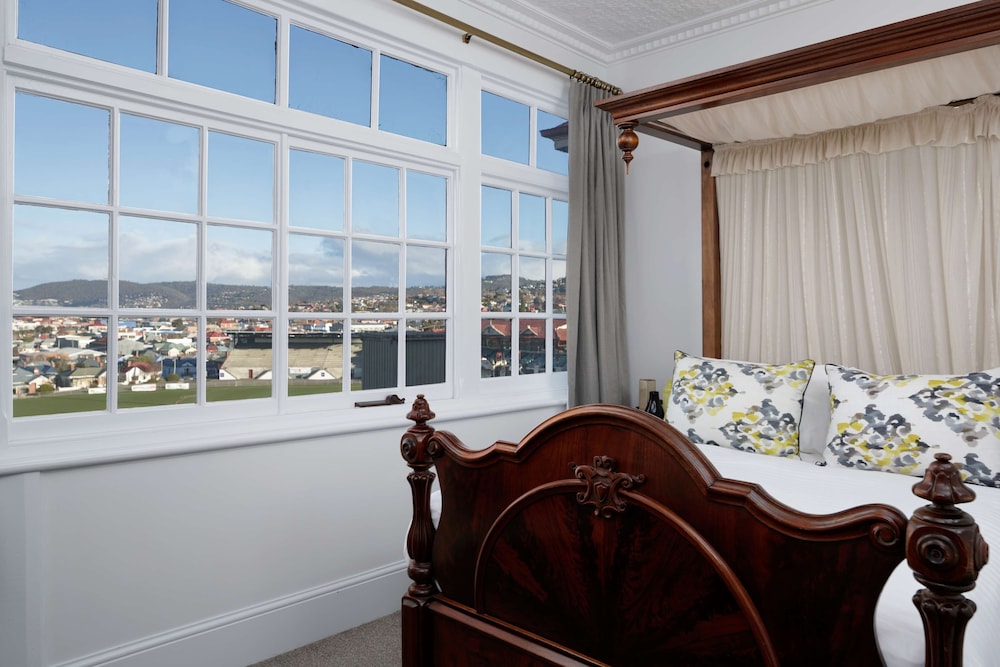 RYDGES HOBART 52/67