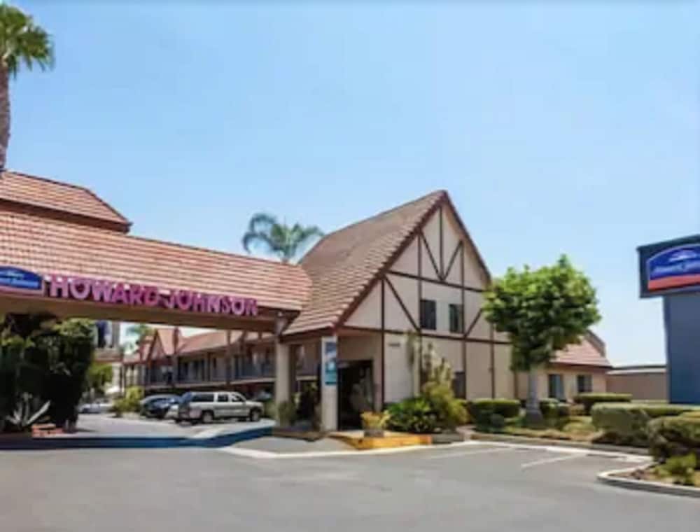 Howard Johnson by Wyndham Norco 1/20