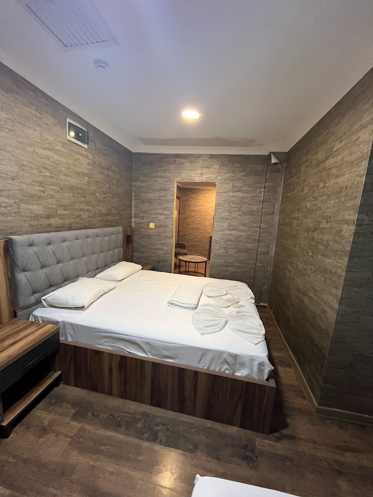 La Vie Suit Otel 8/28