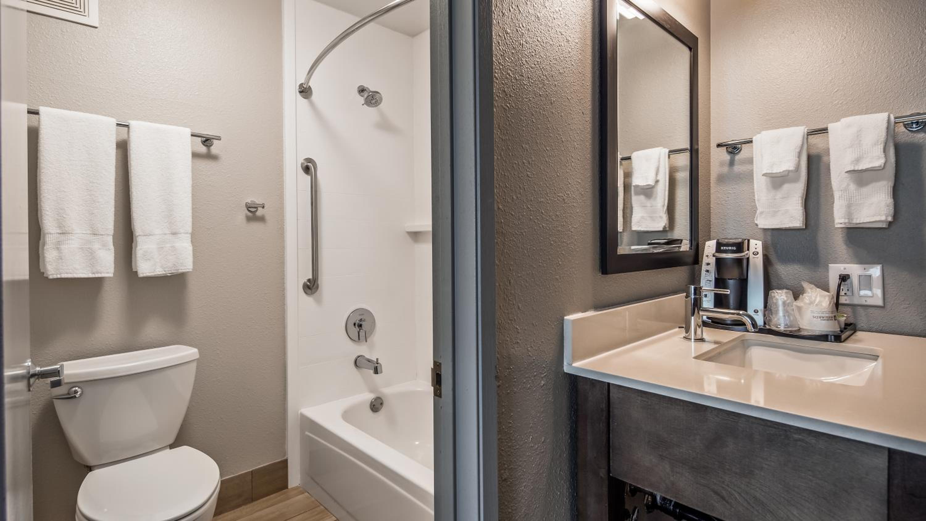 Room, Queen Bed, Small, Next to Elevator، Best Western Mcminnville Inn 8/10