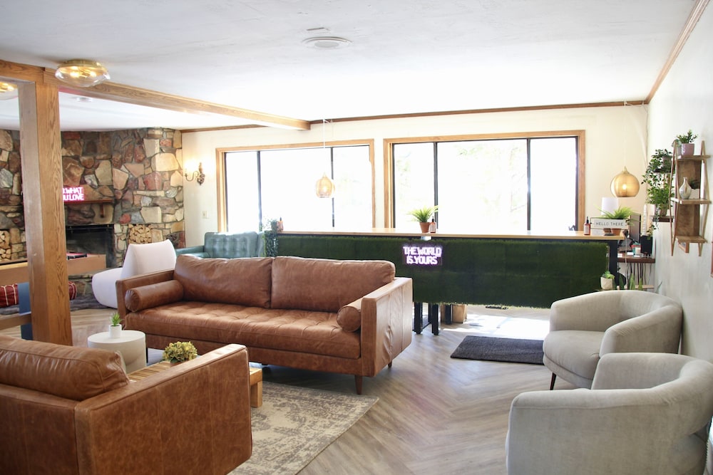Sierra Blue Hotel & Swim Club 31/40