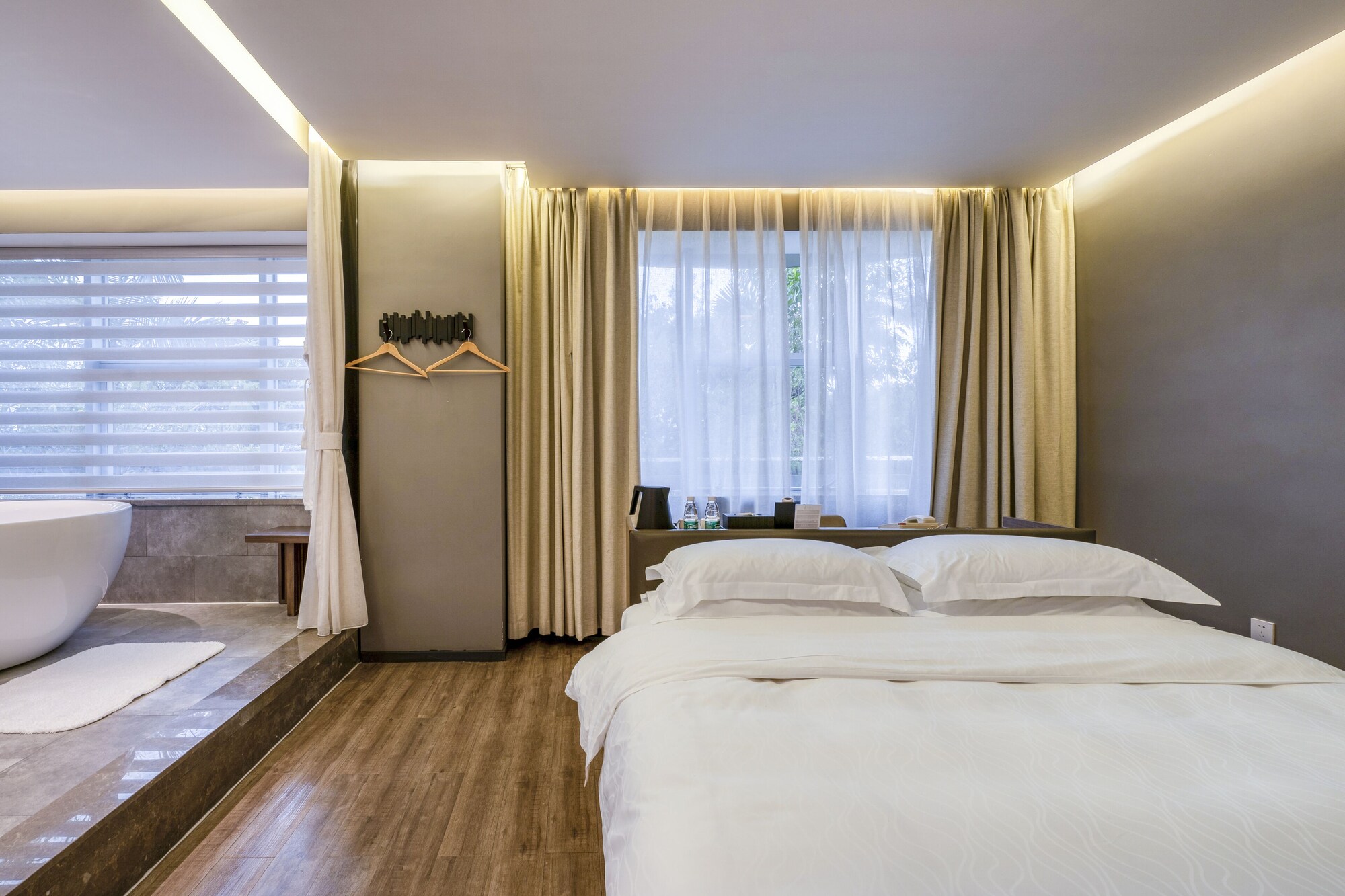 DELUXE, DOUBLE BED