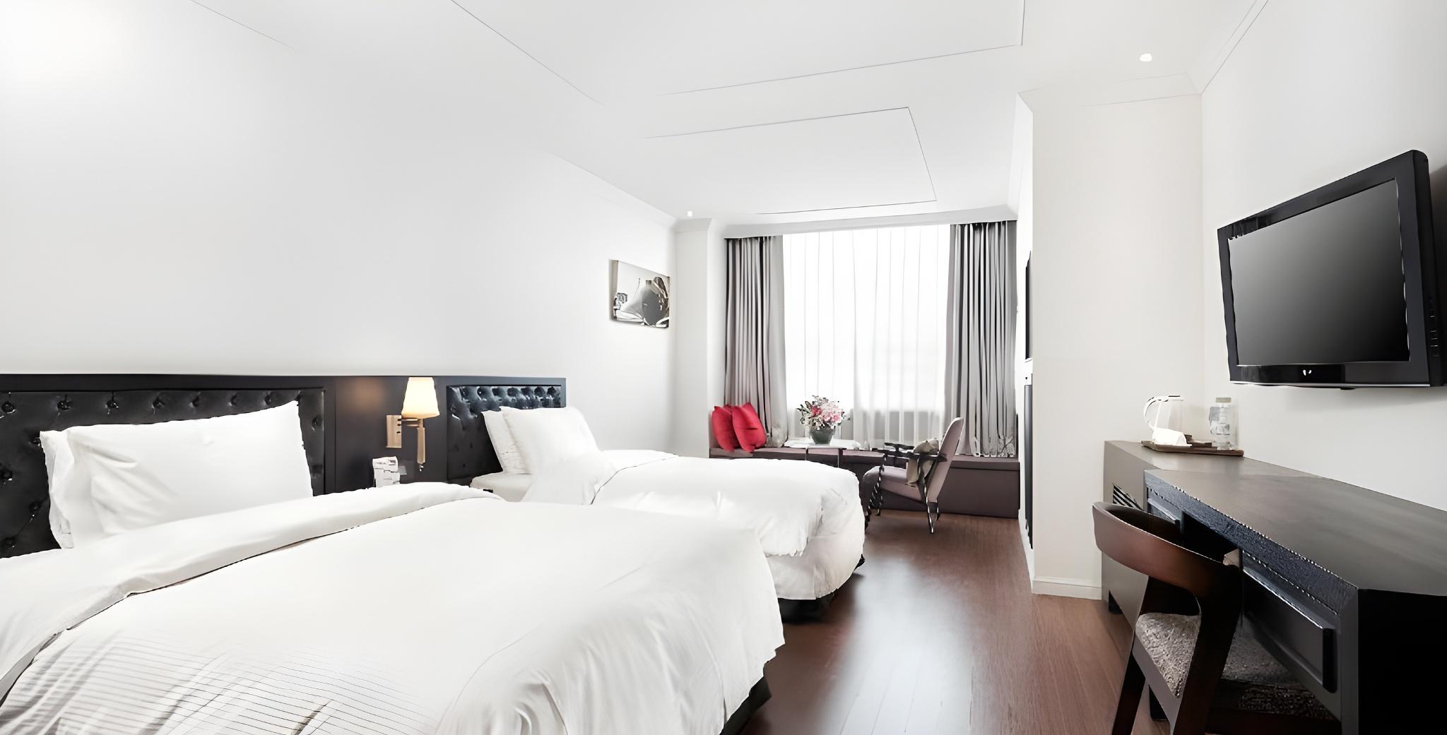 Semi Room, Deluxe, Twin Beds, 1 Double and 1 Single Bed