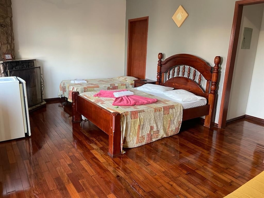 غرفة بسرير مزدوج وسريرين منفصلين بشرفة، Chateau Palace Hotel 10/10