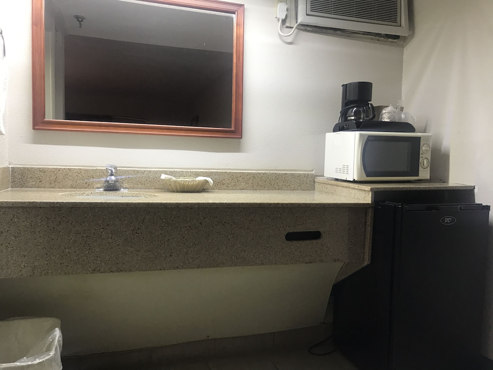 Bear Mount Inn And Suites 26/40