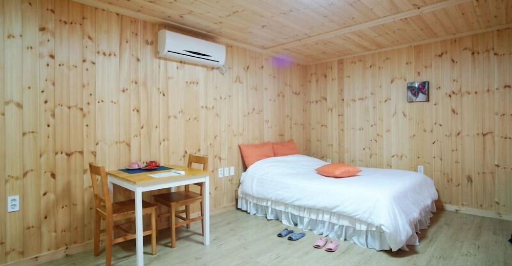 Jeju Gotjawal Geomoon Oreum Pension 18/50