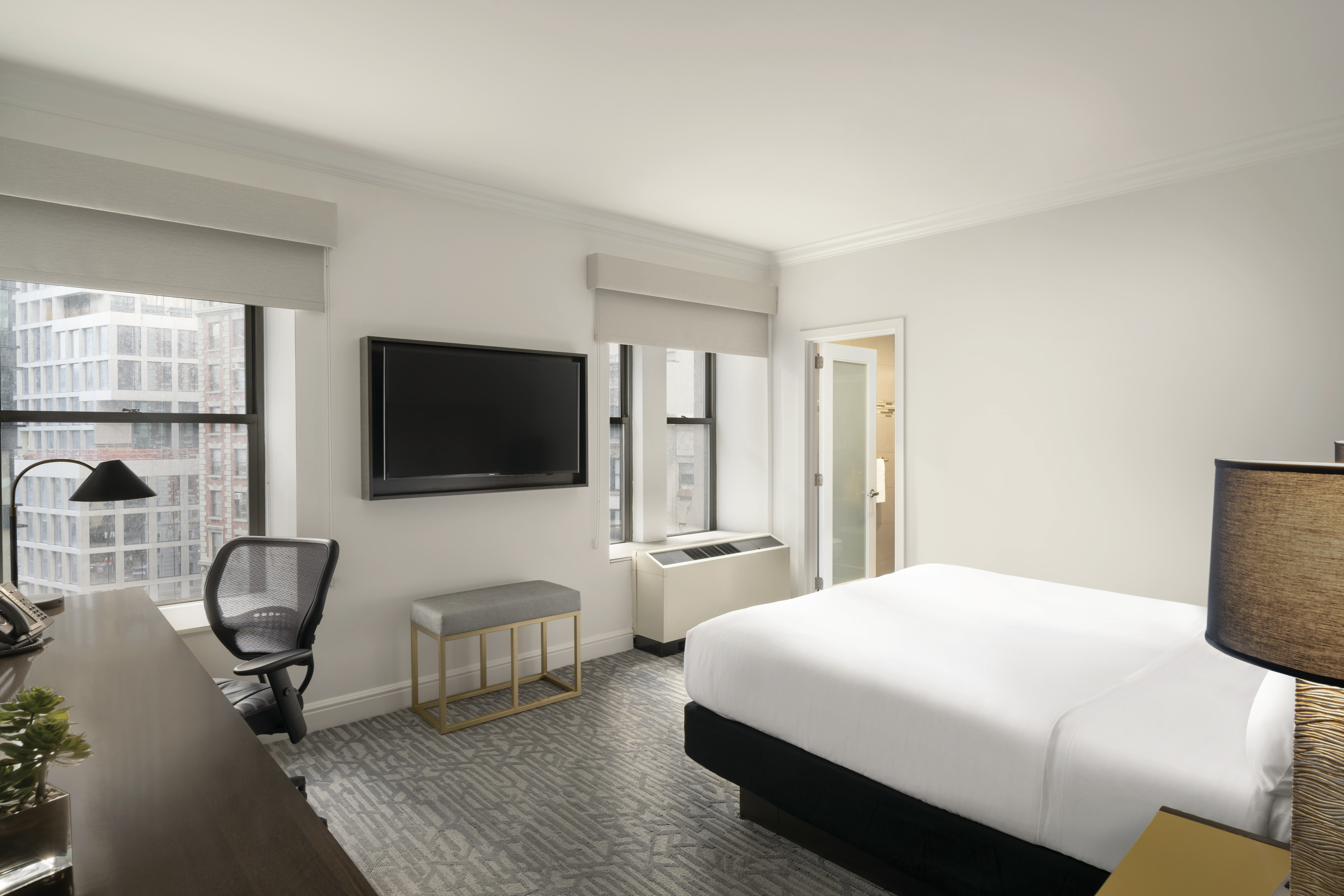 DELUXE, KING BED