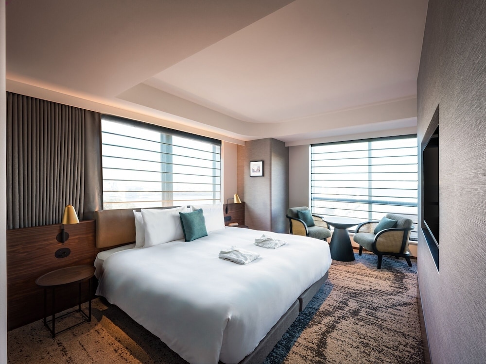 DELUXE, KING BED, LOW FLOOR, CORNER
