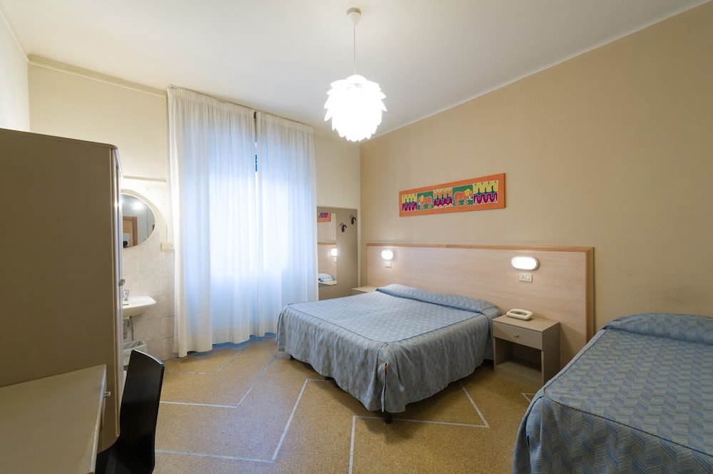 ROOM, TRIPLE, 1 QUEEN AND 1 SINGLE BED, SHARED BATHROOM