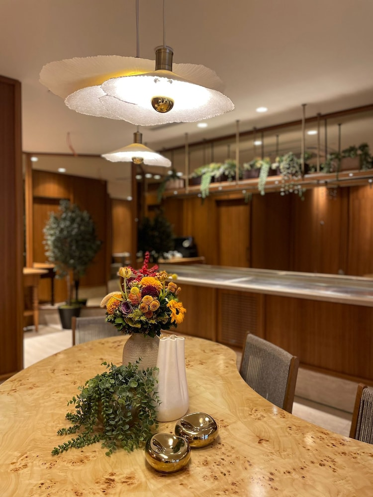 Housez Suites 52/65