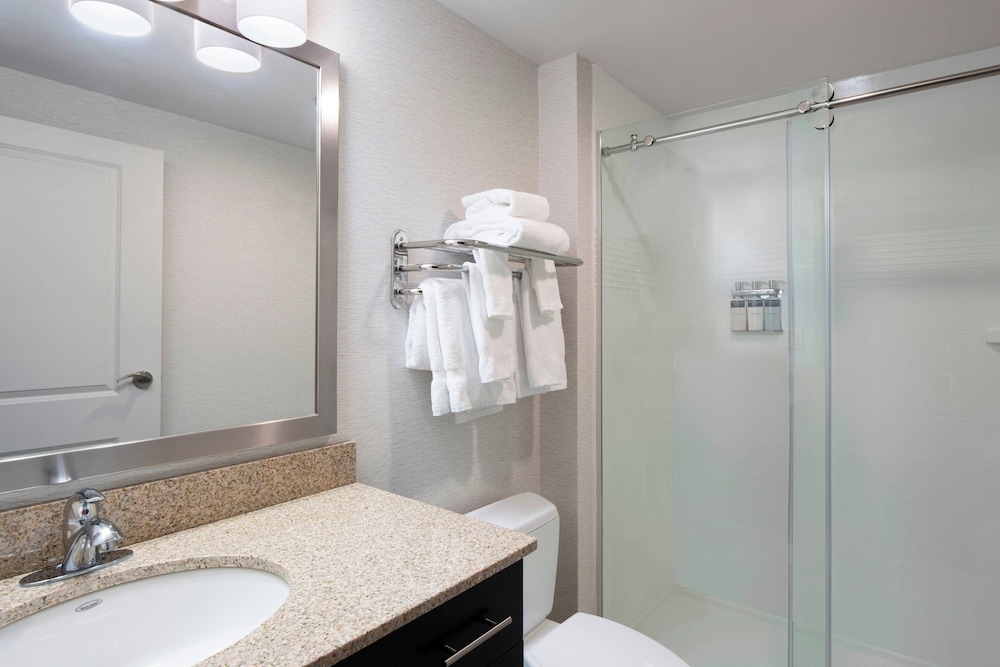جناح بسرير كوين بغرفة نوم واحدة مع أريكة، TownePlace Suites Providence North Kingstown 4/7