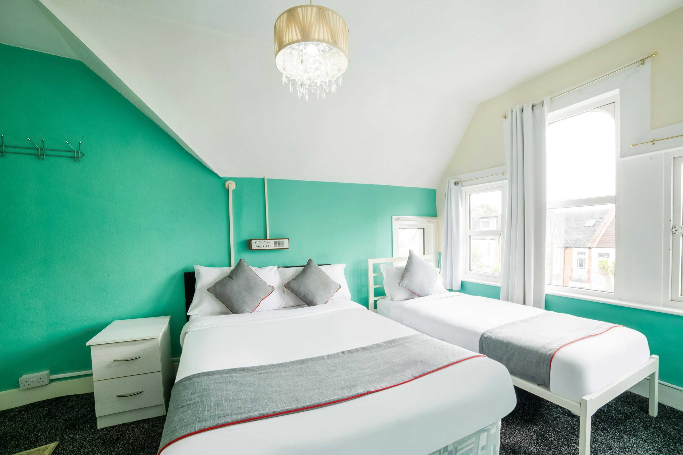 Devine Beach Hotel, Westcliff Southend-On-Sea 36/50