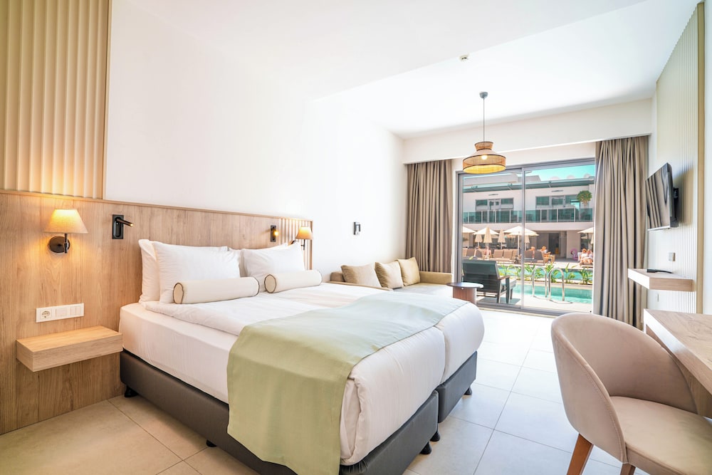 غرفة إليت بسرير كينج مع أريكة، Victoria Princess Hotel Side - Adults Only 3/7