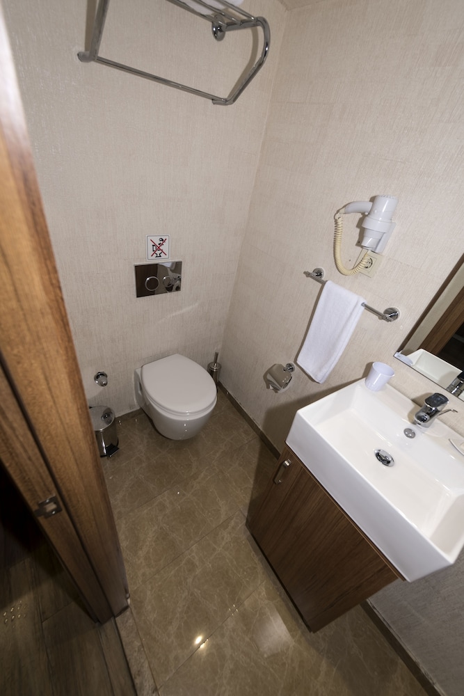 B Guest Hotel 20/66