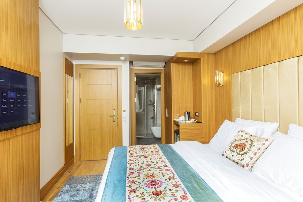 Obelisk Hotel & Suites 12/63