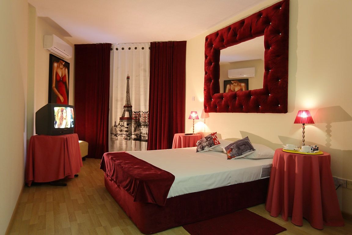 ROOM, DOUBLE OR TWIN BED