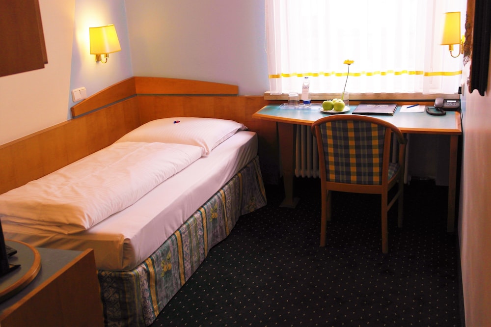 ROOM, SINGLE